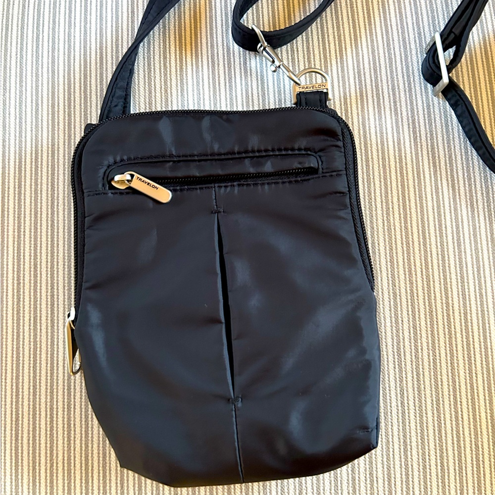 Travelon black cross body bag with RFID & changeable strap for shoulder. NWOT.